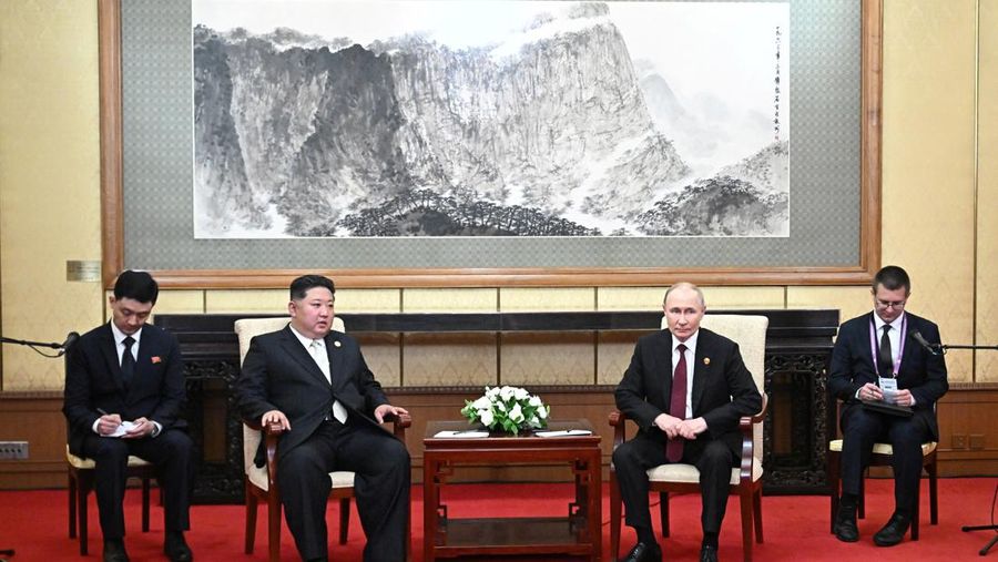 Seorang reporter Kremlin menangkap rekaman setelah pertemuan Vladimir Putin dengan Kim Jong Un, yang menunjukkan kursi pemimpin Korea Utara itu dibersihkan dengan teliti. (Telegram/Yunashev_Live)