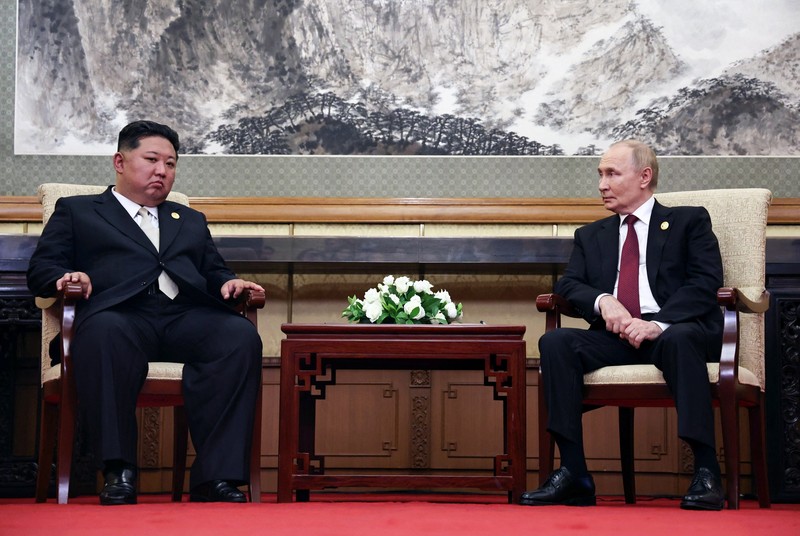 Seorang reporter Kremlin menangkap rekaman setelah pertemuan Vladimir Putin dengan Kim Jong Un, yang menunjukkan kursi pemimpin Korea Utara itu dibersihkan dengan teliti. Seorang reporter Kremlin menangkap rekaman setelah pertemuan Vladimir Putin dengan Kim Jong Un, yang menunjukkan kursi pemimpin Korea Utara itu dibersihkan dengan teliti. (Telegram/Yunashev_Live)