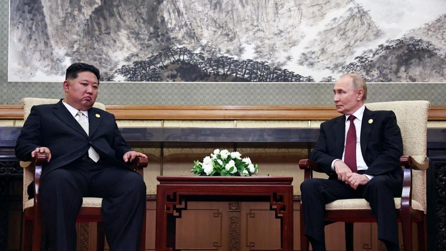 Seorang reporter Kremlin menangkap rekaman setelah pertemuan Vladimir Putin dengan Kim Jong Un, yang menunjukkan kursi pemimpin Korea Utara itu dibersihkan dengan teliti. (Telegram/Yunashev_Live)