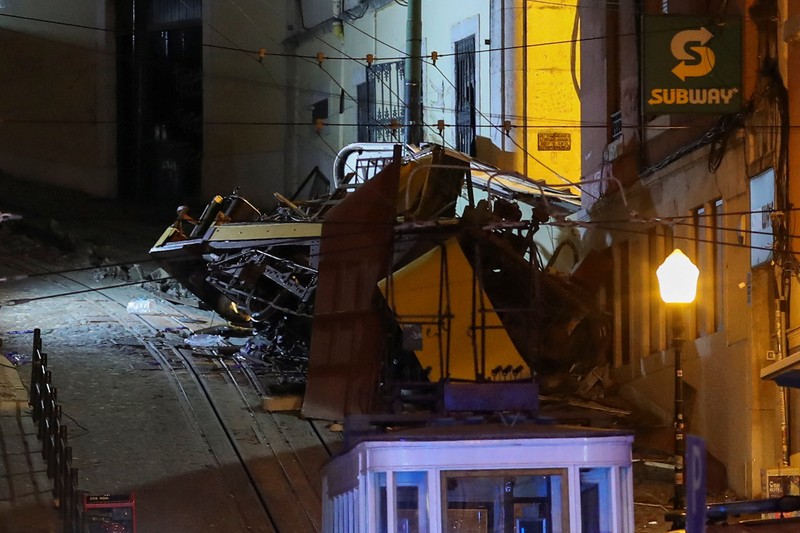 Puing-puing gerbong kereta gantung Gloria Lisbon yang tergelincir dan jatuh, mengakibatkan kematian dan cedera, di Lisbon, Portugal, 3 September 2025. (REUTERS/Pedro Rocha)