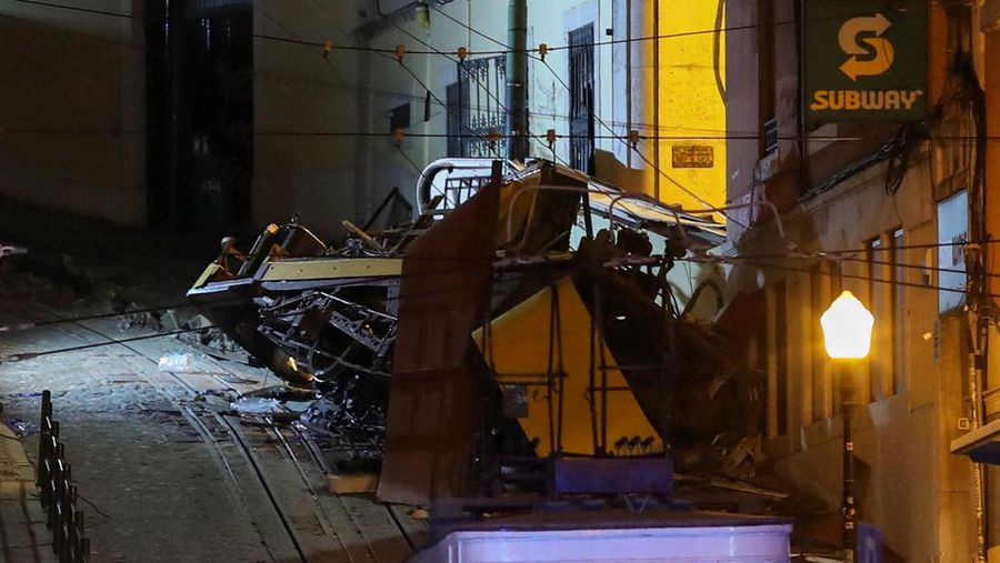 Puing-puing gerbong kereta gantung Gloria Lisbon yang tergelincir dan jatuh, mengakibatkan kematian dan cedera, di Lisbon, Portugal, 3 September 2025. Puing-puing gerbong kereta gantung Gloria Lisbon yang tergelincir dan jatuh, mengakibatkan kematian dan cedera, di Lisbon, Portugal, 3 September 2025. (REUTERS/Pedro Rocha)