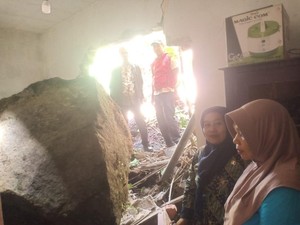 Longsor di Tasikmalaya, Batu Besar Menggelinding Timpa Rumah Atun