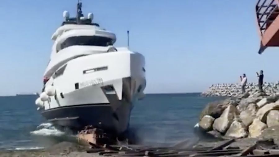 Sebuah kapal pesiar mewah bernilai sekitar US$1,2 juta (setara Rp20 miliar) tenggelam hanya dalam waktu 15 menit setelah diluncurkan di provinsi Zonguldak, Turki utara Rabu (3/9/2025). (X/@camille_moscow)