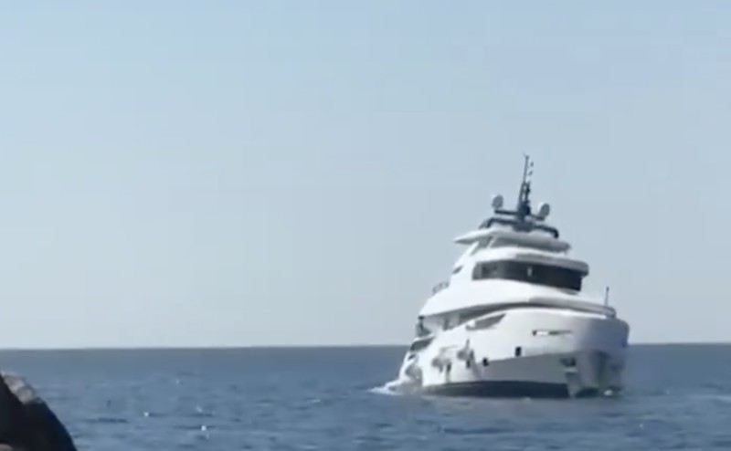 Sebuah kapal pesiar mewah bernilai sekitar US$1,2 juta (setara Rp20 miliar) tenggelam hanya dalam waktu 15 menit setelah diluncurkan di provinsi Zonguldak, Turki utara Rabu (3/9/2025). Sebuah kapal pesiar mewah bernilai sekitar US$1,2 juta (setara Rp20 miliar) tenggelam hanya dalam waktu 15 menit setelah diluncurkan di provinsi Zonguldak, Turki utara Rabu (3/9/2025). (X/@camille_moscow)
