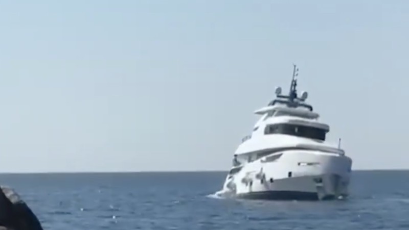 Sebuah kapal pesiar mewah bernilai sekitar US$1,2 juta (setara Rp20 miliar) tenggelam hanya dalam waktu 15 menit setelah diluncurkan di provinsi Zonguldak, Turki utara Rabu (3/9/2025). (X/@camille_moscow)