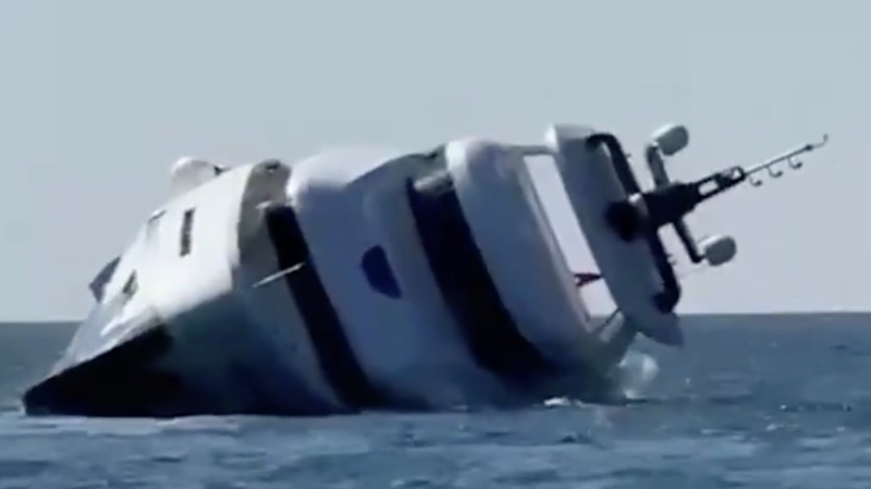 Sebuah kapal pesiar mewah bernilai sekitar US$1,2 juta (setara Rp20 miliar) tenggelam hanya dalam waktu 15 menit setelah diluncurkan di provinsi Zonguldak, Turki utara Rabu (3/9/2025). (X/@camille_moscow)