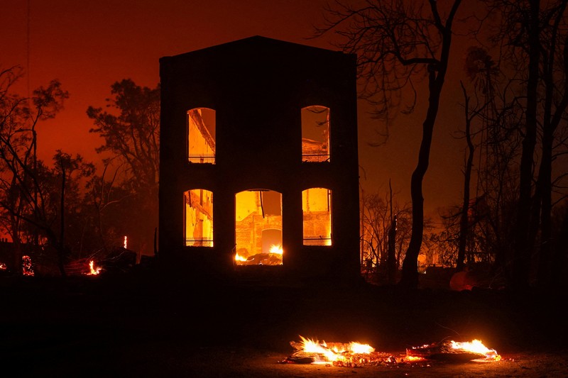 Api melalap sebuah rumah di Chinese Camp saat kebakaran hutan berkobar di Tuolumne County, California, AS, 2 September 2025. Api melalap sebuah rumah di Chinese Camp saat kebakaran hutan berkobar di Tuolumne County, California, AS, 2 September 2025. (REUTERS/Tracy Barbutes)