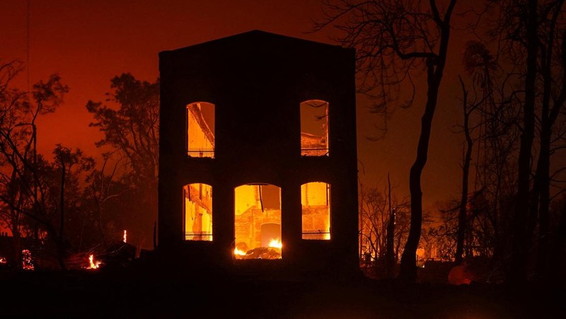 Api melalap sebuah rumah di Chinese Camp saat kebakaran hutan berkobar di Tuolumne County, California, AS, 2 September 2025. (REUTERS/Tracy Barbutes)