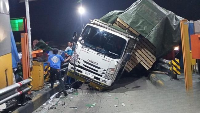 Truk Tabrak Gerbang Tol Ciawi 2, Jasa Marga Percepat Evakuasi