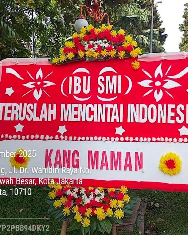 Sejumlah karangan bunga berdatangan untuk mendukung Menteri Keuangan Sri Mulyani di halaman Gedung Kementerian Keuangan, Jakarta, Rabu (3/9/2025). (Tangkapan layar Instagram @smindrawati)