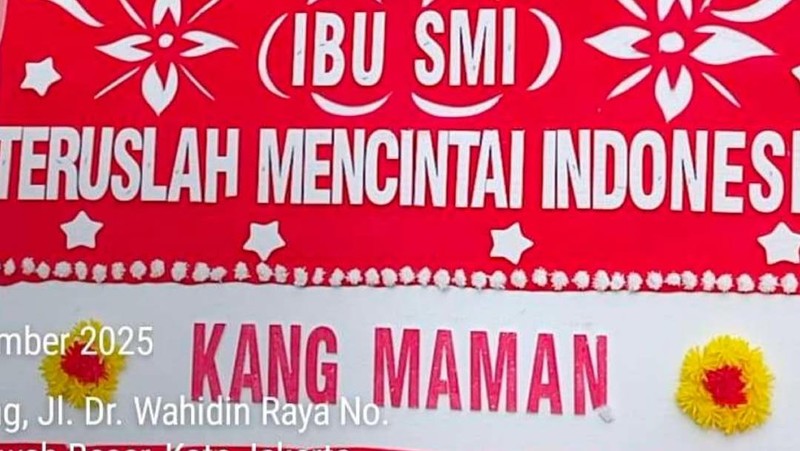 Sejumlah karangan bunga berdatangan untuk mendukung Menteri Keuangan Sri Mulyani di halaman Gedung Kementerian Keuangan, Jakarta, Rabu (3/9/2025). (Tangkapan layar Instagram @smindrawati)