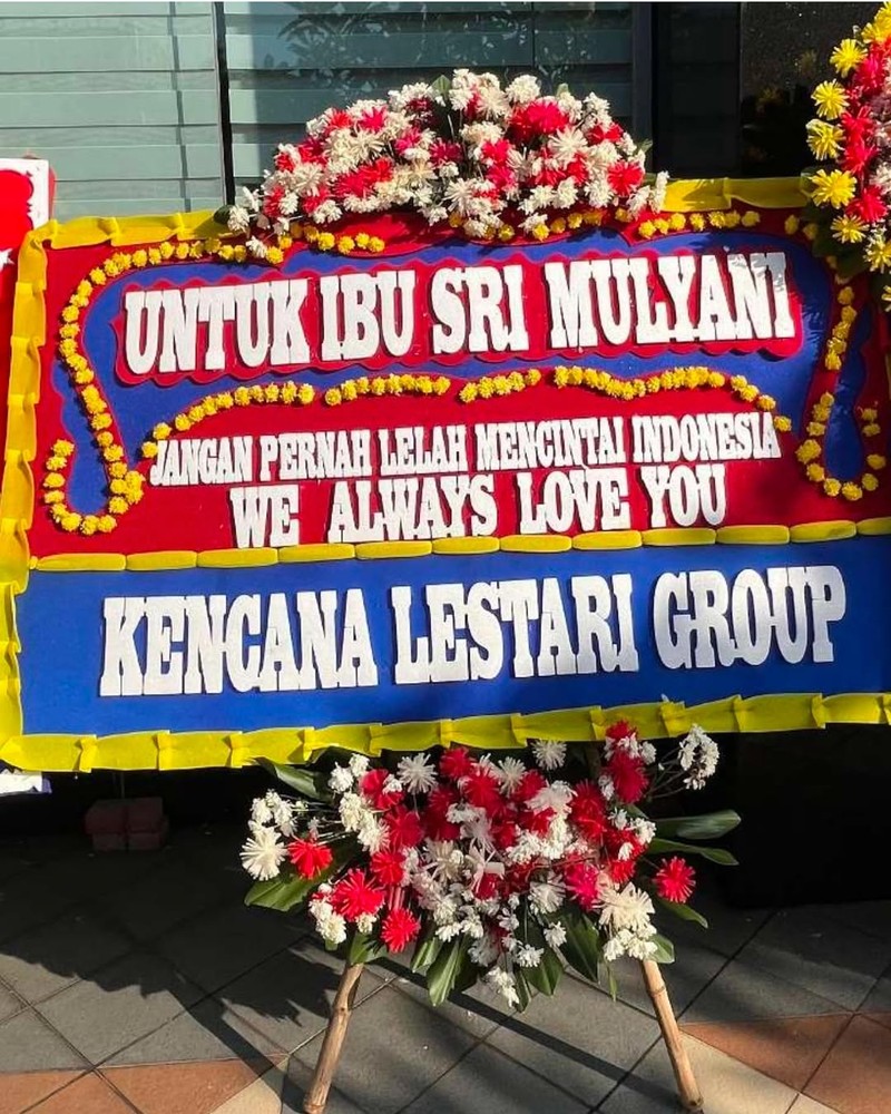 Sejumlah karangan bunga berdatangan untuk mendukung Menteri Keuangan Sri Mulyani di halaman Gedung Kementerian Keuangan, Jakarta, Rabu (3/9/2025). (Tangkapan layar Instagram @smindrawati)
