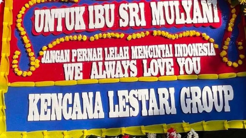 Sejumlah karangan bunga berdatangan untuk mendukung Menteri Keuangan Sri Mulyani di halaman Gedung Kementerian Keuangan, Jakarta, Rabu (3/9/2025). (Tangkapan layar Instagram @smindrawati)