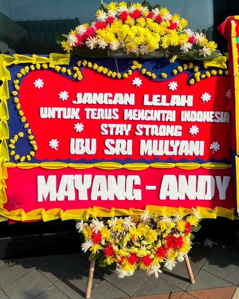 Sejumlah karangan bunga berdatangan untuk mendukung Menteri Keuangan Sri Mulyani di halaman Gedung Kementerian Keuangan, Jakarta, Rabu (3/9/2025). (Tangkapan layar Instagram @smindrawati)