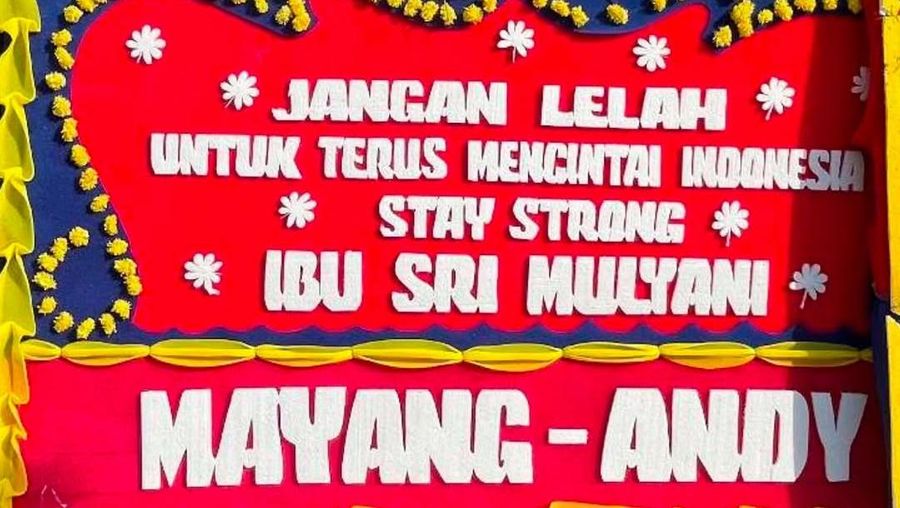 Sejumlah karangan bunga berdatangan untuk mendukung Menteri Keuangan Sri Mulyani di halaman Gedung Kementerian Keuangan, Jakarta, Rabu (3/9/2025). (Tangkapan layar Instagram @smindrawati)