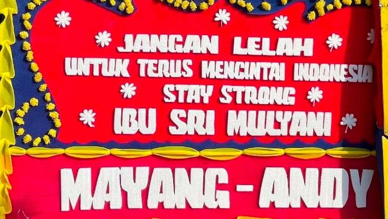 Sejumlah karangan bunga berdatangan untuk mendukung Menteri Keuangan Sri Mulyani di halaman Gedung Kementerian Keuangan, Jakarta, Rabu (3/9/2025). (Tangkapan layar Instagram @smindrawati)