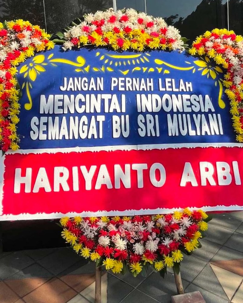 Sejumlah karangan bunga berdatangan untuk mendukung Menteri Keuangan Sri Mulyani di halaman Gedung Kementerian Keuangan, Jakarta, Rabu (3/9/2025). (Tangkapan layar Instagram @smindrawati)