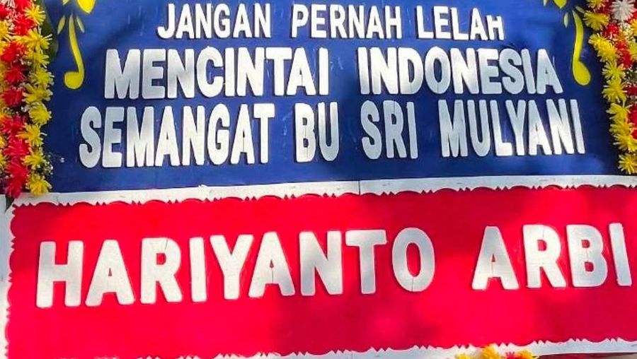 Sejumlah karangan bunga berdatangan untuk mendukung Menteri Keuangan Sri Mulyani di halaman Gedung Kementerian Keuangan, Jakarta, Rabu (3/9/2025). (Tangkapan layar Instagram @smindrawati)