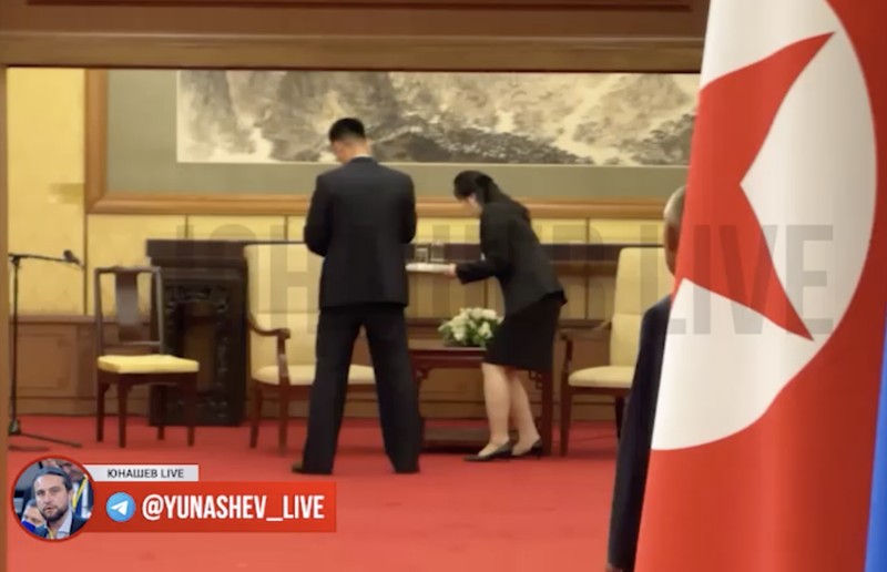 Seorang reporter Kremlin menangkap rekaman setelah pertemuan Vladimir Putin dengan Kim Jong Un, yang menunjukkan kursi pemimpin Korea Utara itu dibersihkan dengan teliti. Seorang reporter Kremlin menangkap rekaman setelah pertemuan Vladimir Putin dengan Kim Jong Un, yang menunjukkan kursi pemimpin Korea Utara itu dibersihkan dengan teliti. (Telegram/Yunashev_Live)