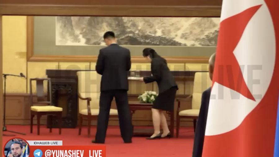 Seorang reporter Kremlin menangkap rekaman setelah pertemuan Vladimir Putin dengan Kim Jong Un, yang menunjukkan kursi pemimpin Korea Utara itu dibersihkan dengan teliti. (Telegram/Yunashev_Live)