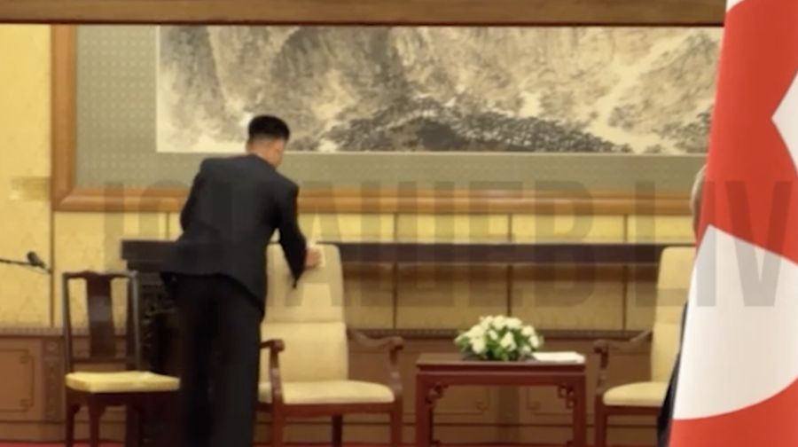Seorang reporter Kremlin menangkap rekaman setelah pertemuan Vladimir Putin dengan Kim Jong Un, yang menunjukkan kursi pemimpin Korea Utara itu dibersihkan dengan teliti. (Telegram/Yunashev_Live)