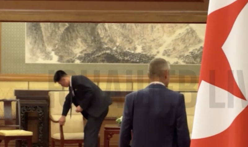Seorang reporter Kremlin menangkap rekaman setelah pertemuan Vladimir Putin dengan Kim Jong Un, yang menunjukkan kursi pemimpin Korea Utara itu dibersihkan dengan teliti. Seorang reporter Kremlin menangkap rekaman setelah pertemuan Vladimir Putin dengan Kim Jong Un, yang menunjukkan kursi pemimpin Korea Utara itu dibersihkan dengan teliti. (Telegram/Yunashev_Live)