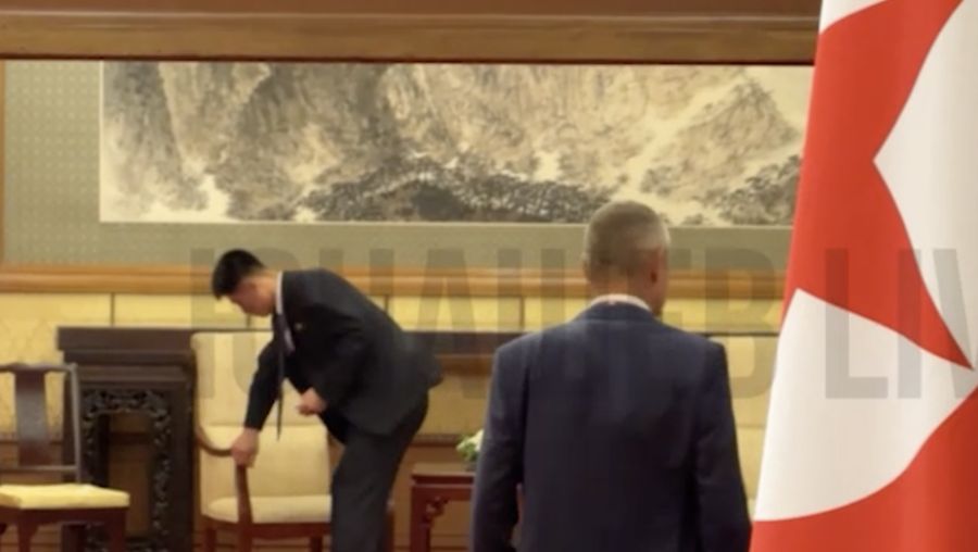 Seorang reporter Kremlin menangkap rekaman setelah pertemuan Vladimir Putin dengan Kim Jong Un, yang menunjukkan kursi pemimpin Korea Utara itu dibersihkan dengan teliti. (Telegram/Yunashev_Live)