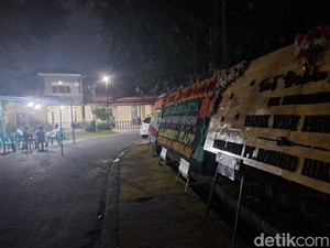 Baru Tiba di Pekanbaru, Istri Korban Heli Jatuh Kaget Banyak Panggilan Masuk
