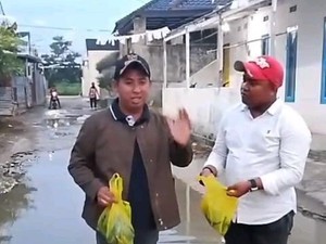 Protes Ada Genangan Air di Jalan, Warga 16 Ulu Palembang Tebar Ikan Lele