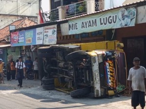 Truk Muatan Ketela Terguling Hantam Warung Mi Ayam di Trucuk Klaten
