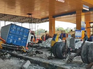 Kondisi Terkini GT Ciawi 2 Usai Ditabrak, Truk Kontainer Masih Dievakuasi