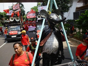 Video: Massa Buruh Demo di Patung Kuda, Bawa Patung Tikus Digantung