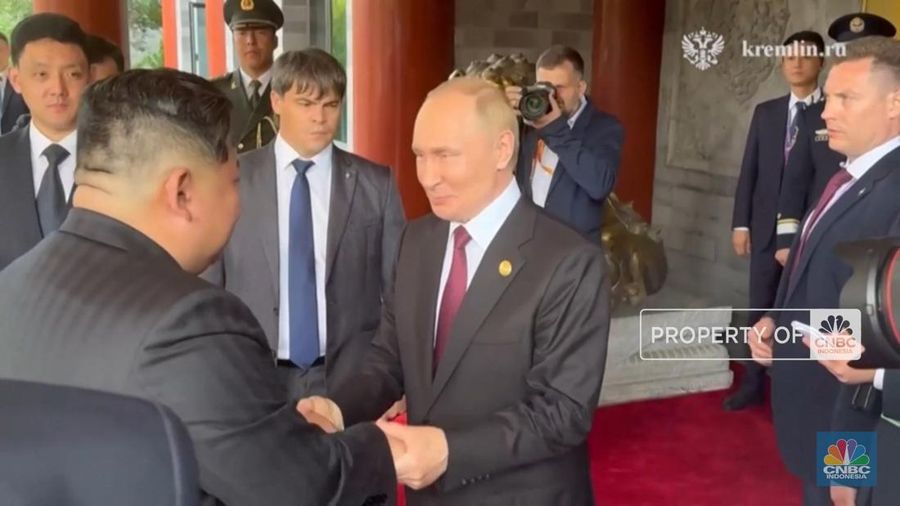 Video: Momen Putin Peluk dan Berterima kasih pada Kim Jong Un