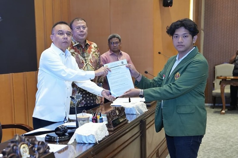 Wakil Ketua DPR Sufmi Dasco Ahmad mengatakan bahwa DPR RI akan membahas mengenai RUU Perampasan Aset usai menyelesaikan revisi UU KUHAP. Dasco menyampaikan hal tersebut usai forum penyampaian aspirasi mahasiswa di gedung DPR, Senayan, Jakarta pada Rabu (3/9/2025). Wakil Ketua DPR Sufmi Dasco Ahmad mengatakan bahwa DPR RI akan membahas mengenai RUU Perampasan Aset usai menyelesaikan revisi UU KUHAP. Dasco menyampaikan hal tersebut usai forum penyampaian aspirasi mahasiswa di gedung DPR, Senayan, Jakarta pada Rabu (3/9/2025). (Instagram/sufmi_dasco)