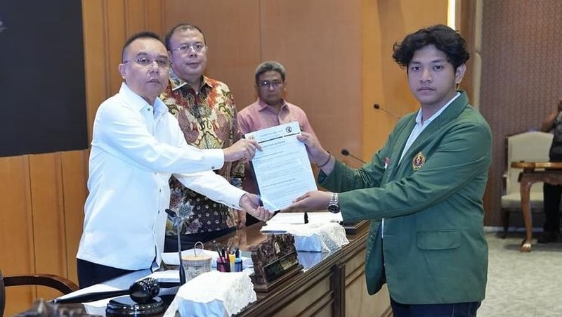 Wakil Ketua DPR Sufmi Dasco Ahmad mengatakan bahwa DPR RI akan membahas mengenai RUU Perampasan Aset usai menyelesaikan revisi UU KUHAP. Dasco menyampaikan hal tersebut usai forum penyampaian aspirasi mahasiswa di gedung DPR, Senayan, Jakarta pada Rabu (3/9/2025). (Instagram/sufmi_dasco)