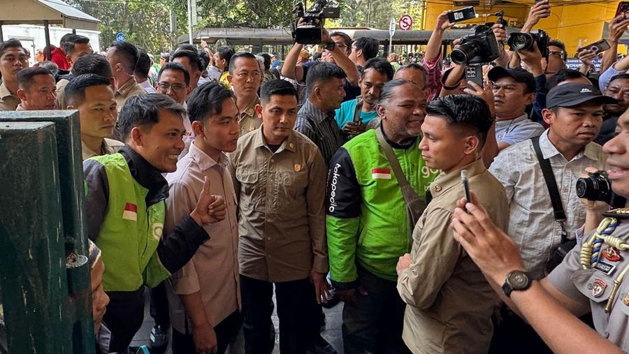 Wakil Presiden Gibran membagikan sembako untuk driver ojol di Gondangdia. (Dok. Istimewa)
