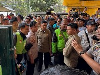 Wapres Gibran Viral Bagi-bagi Sembako ke Ojol, Netizen Komen Begini