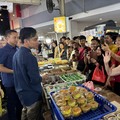 Momen Wapres Gibran ke Pasar Kue Subuh Senen usai Demo Besar