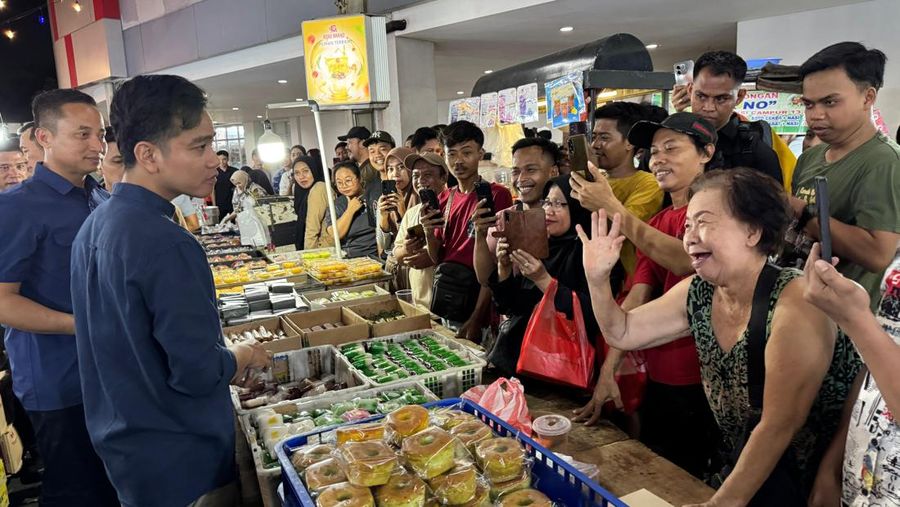 Wakil Presiden Gibran tinjau pasar kue subuh di Senen, Jakarta. (Dok. Istimewa)
