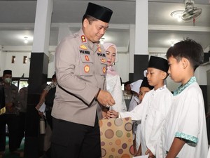 Senangnya Anak Yatim di Nganjuk Dapat Bingkisan Maulid dari Polisi