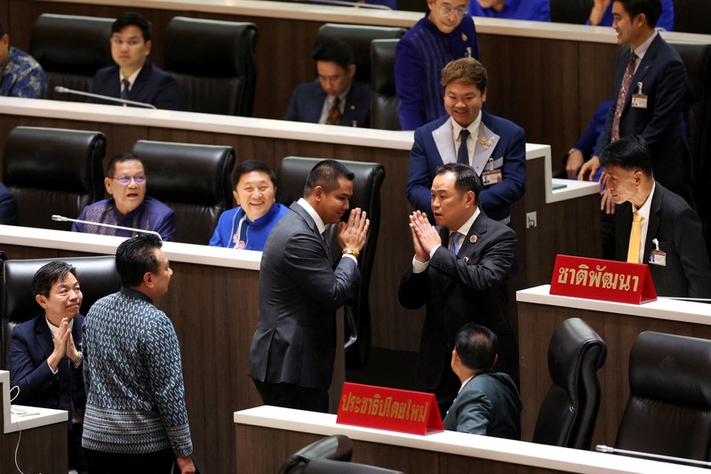 Anutin Charnvirakul usai terpilih sebagai Perdana Menteri (PM) baru Thailand oleh Mahkamah Konstitusi karena pelanggaran etika, di Bangkok, Thailand, Jumat (5/9/2025). (REUTERS/Chalinee Thirasupa)