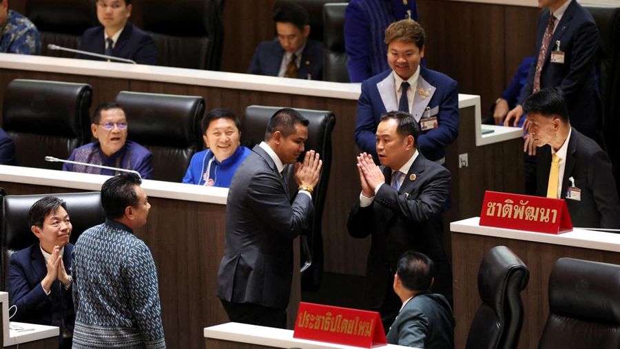 Anutin Charnvirakul usai terpilih sebagai Perdana Menteri (PM) baru Thailand oleh Mahkamah Konstitusi karena pelanggaran etika, di Bangkok, Thailand, Jumat (5/9/2025). (REUTERS/Chalinee Thirasupa)