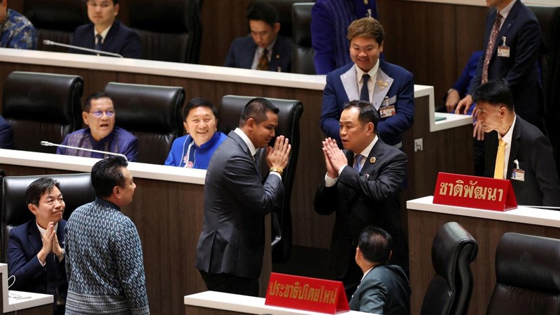 Anutin Charnvirakul usai terpilih sebagai Perdana Menteri (PM) baru Thailand oleh Mahkamah Konstitusi karena pelanggaran etika, di Bangkok, Thailand, Jumat (5/9/2025). (REUTERS/Chalinee Thirasupa)