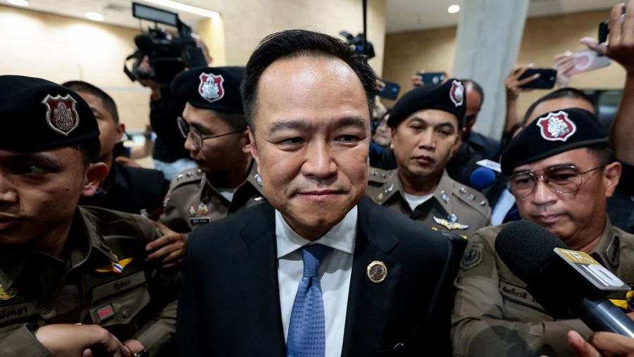 Anutin Charnvirakul usai terpilih sebagai Perdana Menteri (PM) baru Thailand oleh Mahkamah Konstitusi karena pelanggaran etika, di Bangkok, Thailand, Jumat (5/9/2025). (REUTERS/Chalinee Thirasupa)