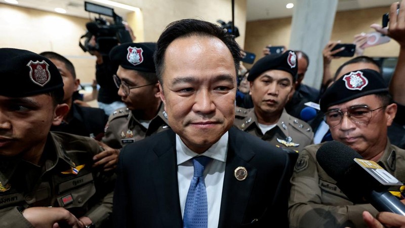 Anutin Charnvirakul usai terpilih sebagai Perdana Menteri (PM) baru Thailand oleh Mahkamah Konstitusi karena pelanggaran etika, di Bangkok, Thailand, Jumat (5/9/2025). (REUTERS/Chalinee Thirasupa)