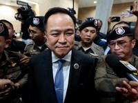 Anutin Charnvirakul usai terpilih sebagai Perdana Menteri (PM) baru Thailand oleh Mahkamah Konstitusi di Bangkok, Thailand, Jumat (5/9/2025). (REUTERS/Patipat Janthong)