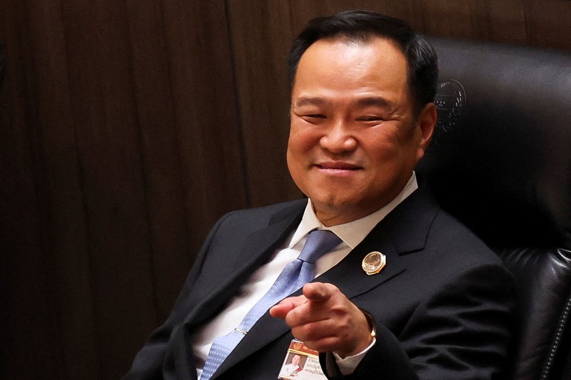 Anutin Charnvirakul usai terpilih sebagai Perdana Menteri (PM) baru Thailand oleh Mahkamah Konstitusi karena pelanggaran etika, di Bangkok, Thailand, Jumat (5/9/2025). (REUTERS/Chalinee Thirasupa)