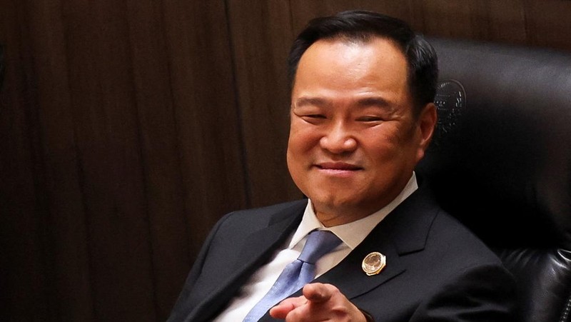Anutin Charnvirakul usai terpilih sebagai Perdana Menteri (PM) baru Thailand oleh Mahkamah Konstitusi karena pelanggaran etika, di Bangkok, Thailand, Jumat (5/9/2025). (REUTERS/Chalinee Thirasupa)