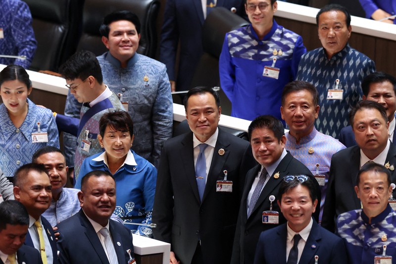Anutin Charnvirakul usai terpilih sebagai Perdana Menteri (PM) baru Thailand oleh Mahkamah Konstitusi karena pelanggaran etika, di Bangkok, Thailand, Jumat (5/9/2025). (REUTERS/Chalinee Thirasupa)