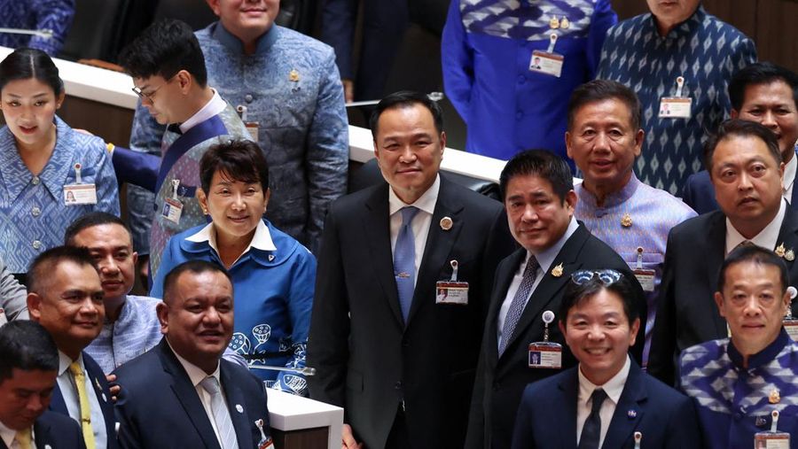 Anutin Charnvirakul usai terpilih sebagai Perdana Menteri (PM) baru Thailand oleh Mahkamah Konstitusi karena pelanggaran etika, di Bangkok, Thailand, Jumat (5/9/2025). (REUTERS/Chalinee Thirasupa)